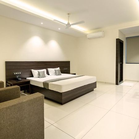 Hotel Paramount Suites & Service Apartments Мангалор Экстерьер фото