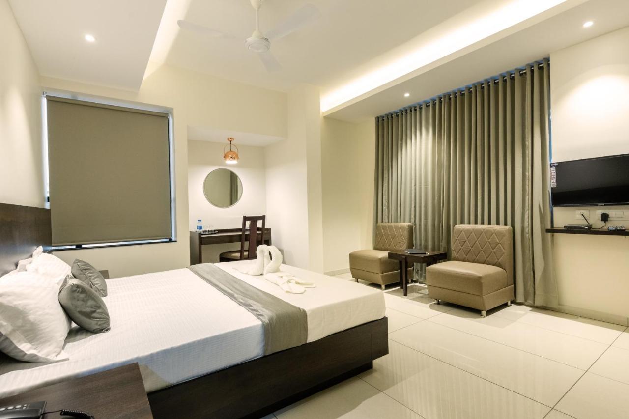 Hotel Paramount Suites & Service Apartments Мангалор Экстерьер фото