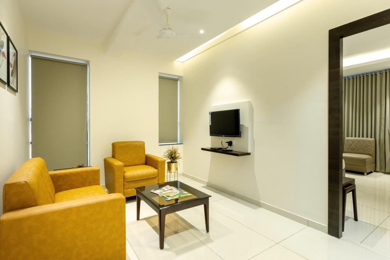 Hotel Paramount Suites & Service Apartments Мангалор Экстерьер фото