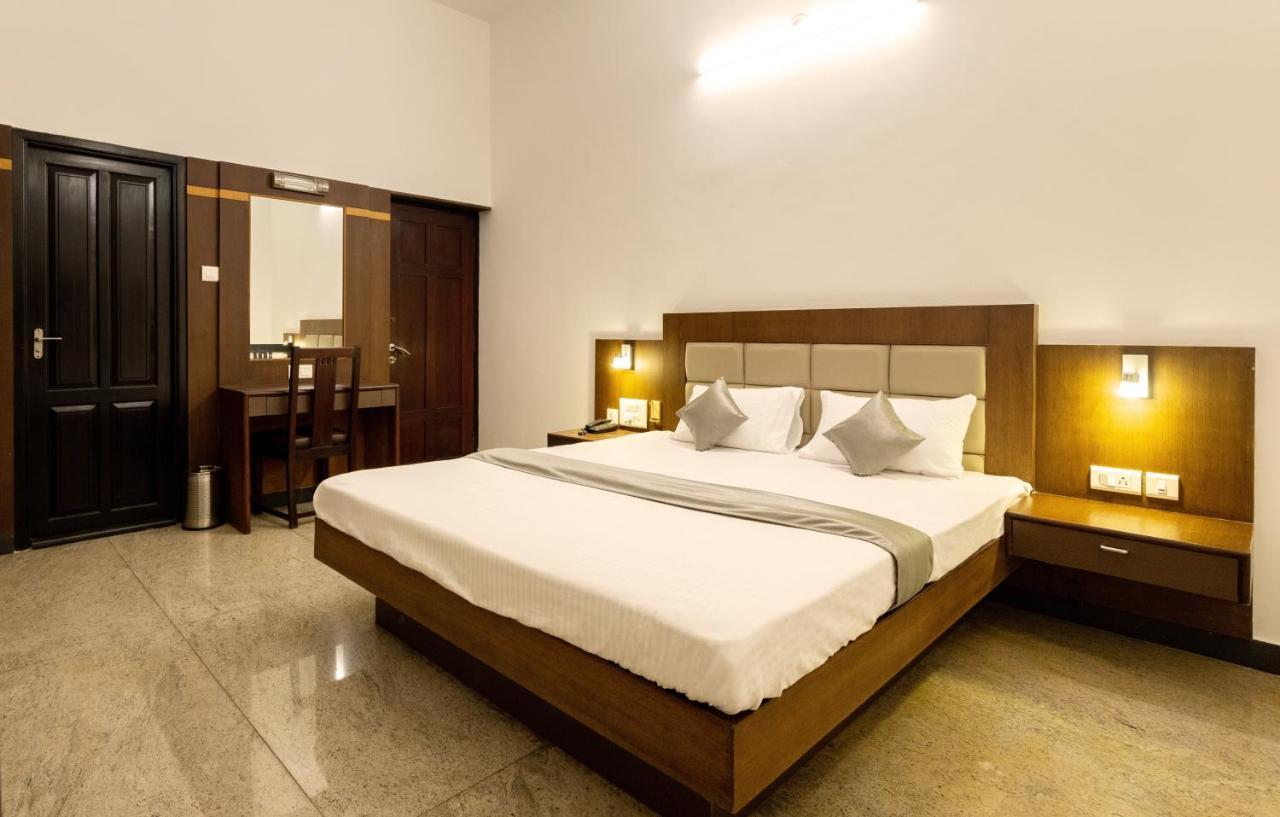 Hotel Paramount Suites & Service Apartments Мангалор Экстерьер фото