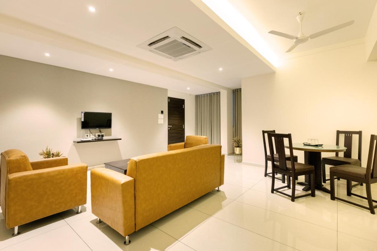 Hotel Paramount Suites & Service Apartments Мангалор Экстерьер фото