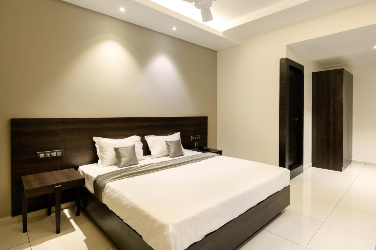 Hotel Paramount Suites & Service Apartments Мангалор Экстерьер фото